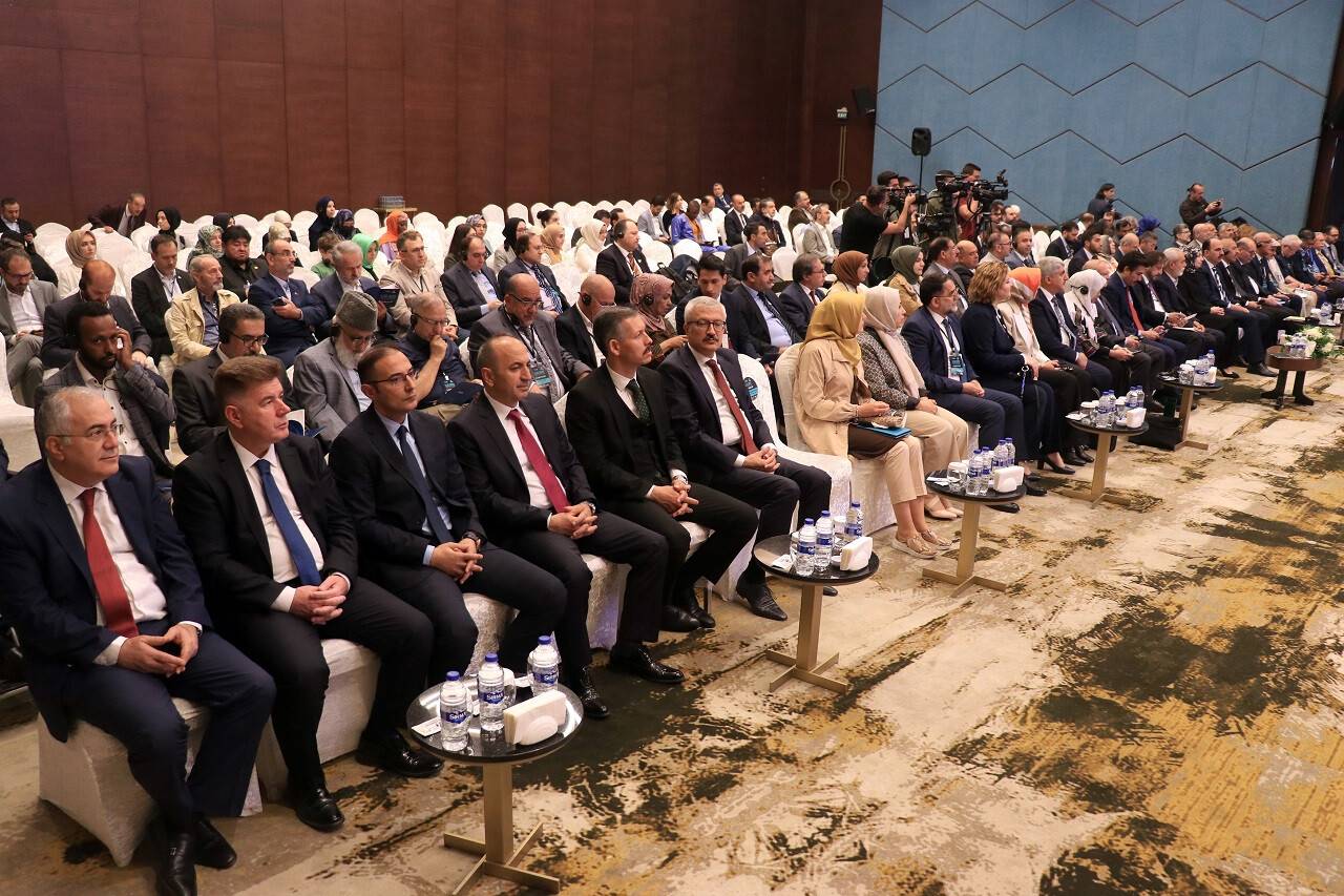 aa-20220520-27923806-27923803-islam-dunyasi-hukuk-kurultayi-konyada-basladi.jpg