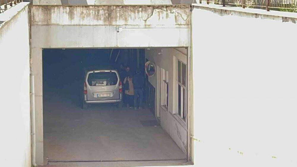 Annesini öldüren 15 yaşındaki çocuk, babasıyla birlikte adliyeye sevk edildi