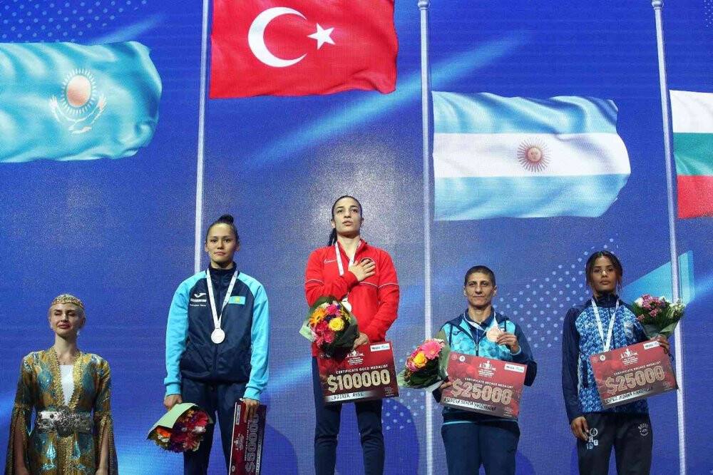 Ayşe Çağırır, Dünya Kadınlar Boks şampiyonu