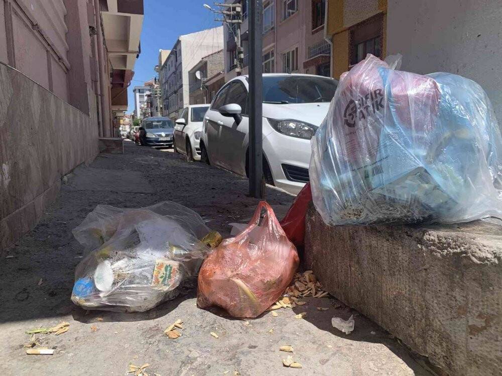 Bu sokakta çöpler duvara asılıyor