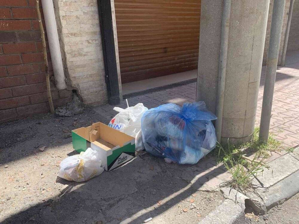 Bu sokakta çöpler duvara asılıyor
