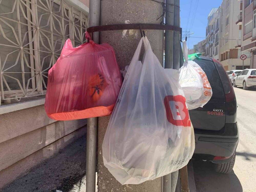 Bu sokakta çöpler duvara asılıyor