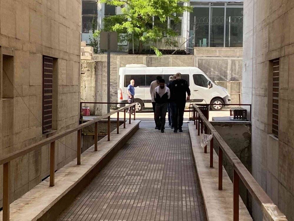 Bursa’da 3 DEAŞ bombacısı adliyeye sevk edildi