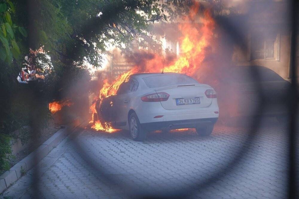 Park halindeki otomobil alev alev yandı