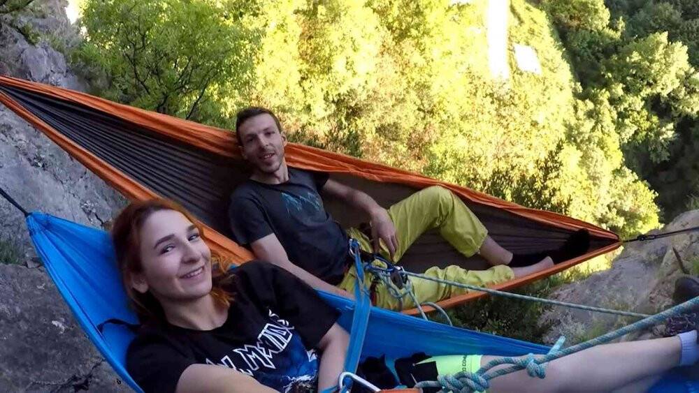 100 metre yüksekteki kayalık yamaçta hamak kurup kamp yaptılar