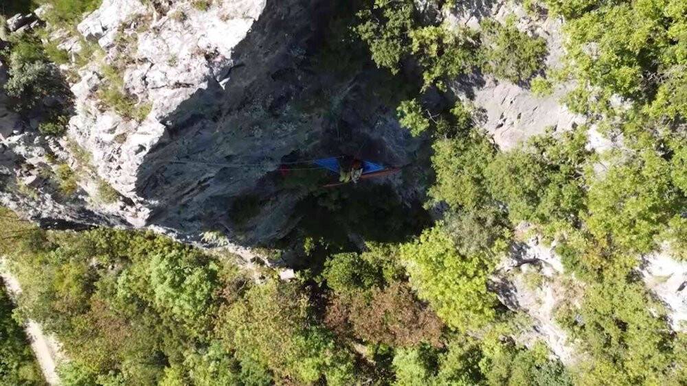 100 metre yüksekteki kayalık yamaçta hamak kurup kamp yaptılar