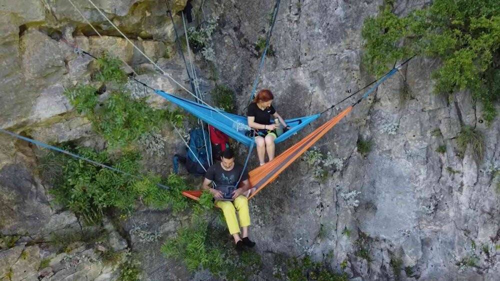 100 metre yüksekteki kayalık yamaçta hamak kurup kamp yaptılar
