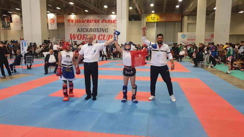 17 yaşında  kick boksta dünya şampiyonu oldu