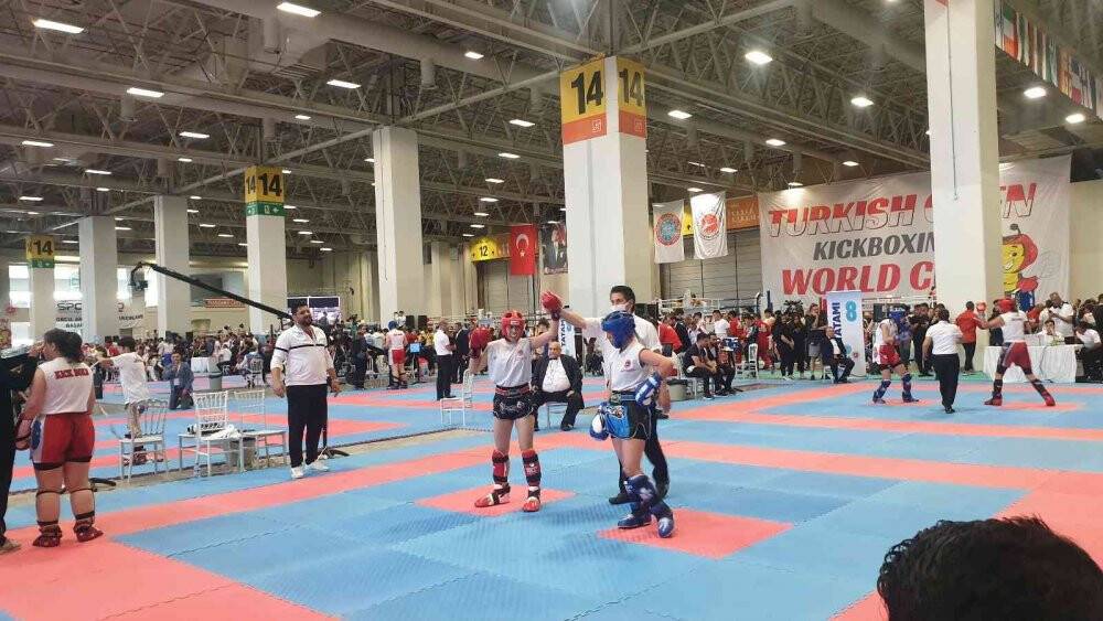 17 yaşında  kick boksta dünya şampiyonu oldu