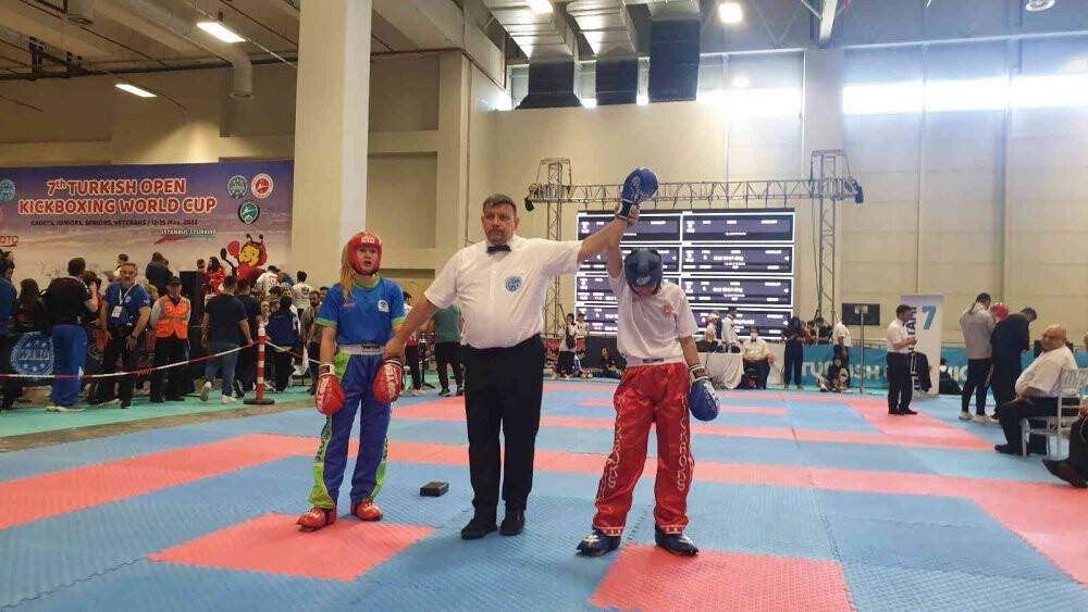 17 yaşında  kick boksta dünya şampiyonu oldu