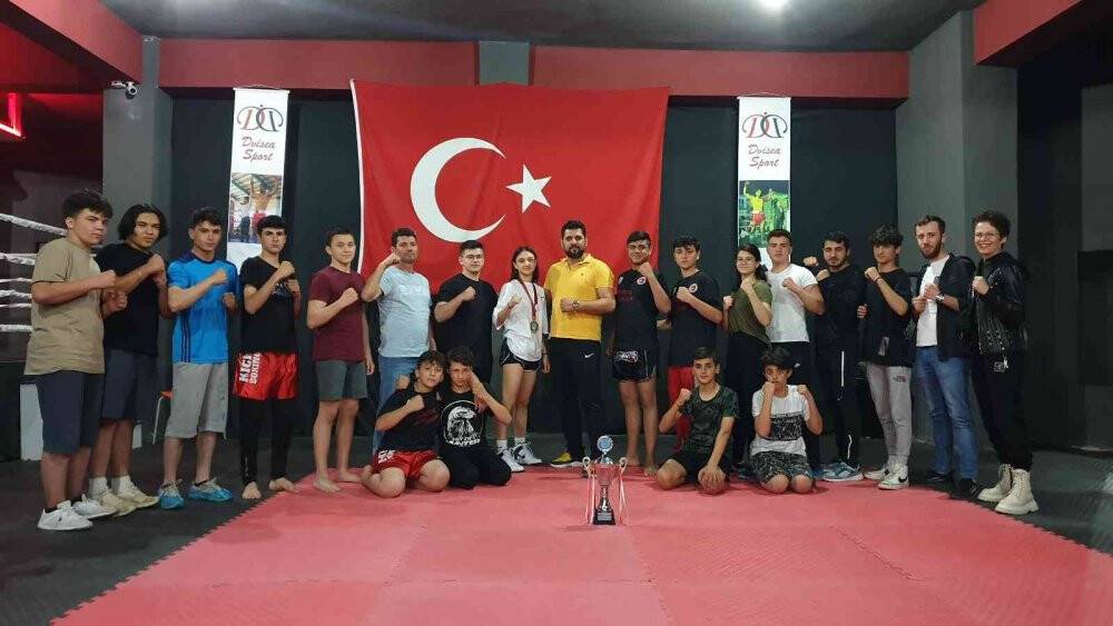 17 yaşında  kick boksta dünya şampiyonu oldu