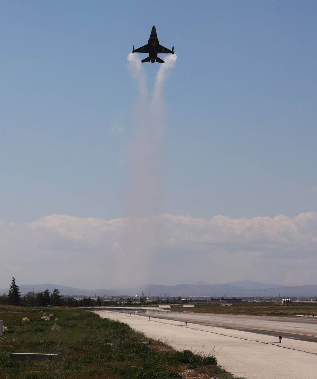 aa-20220521-27930126-27930090-soloturk-yeni-manevrasiyla-f16-sinirlarini-asti.jpg