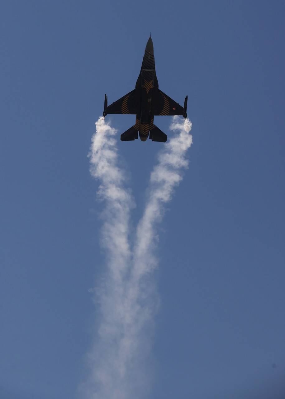 aa-20220521-27930126-27930091-soloturk-yeni-manevrasiyla-f16-sinirlarini-asti-1.jpg