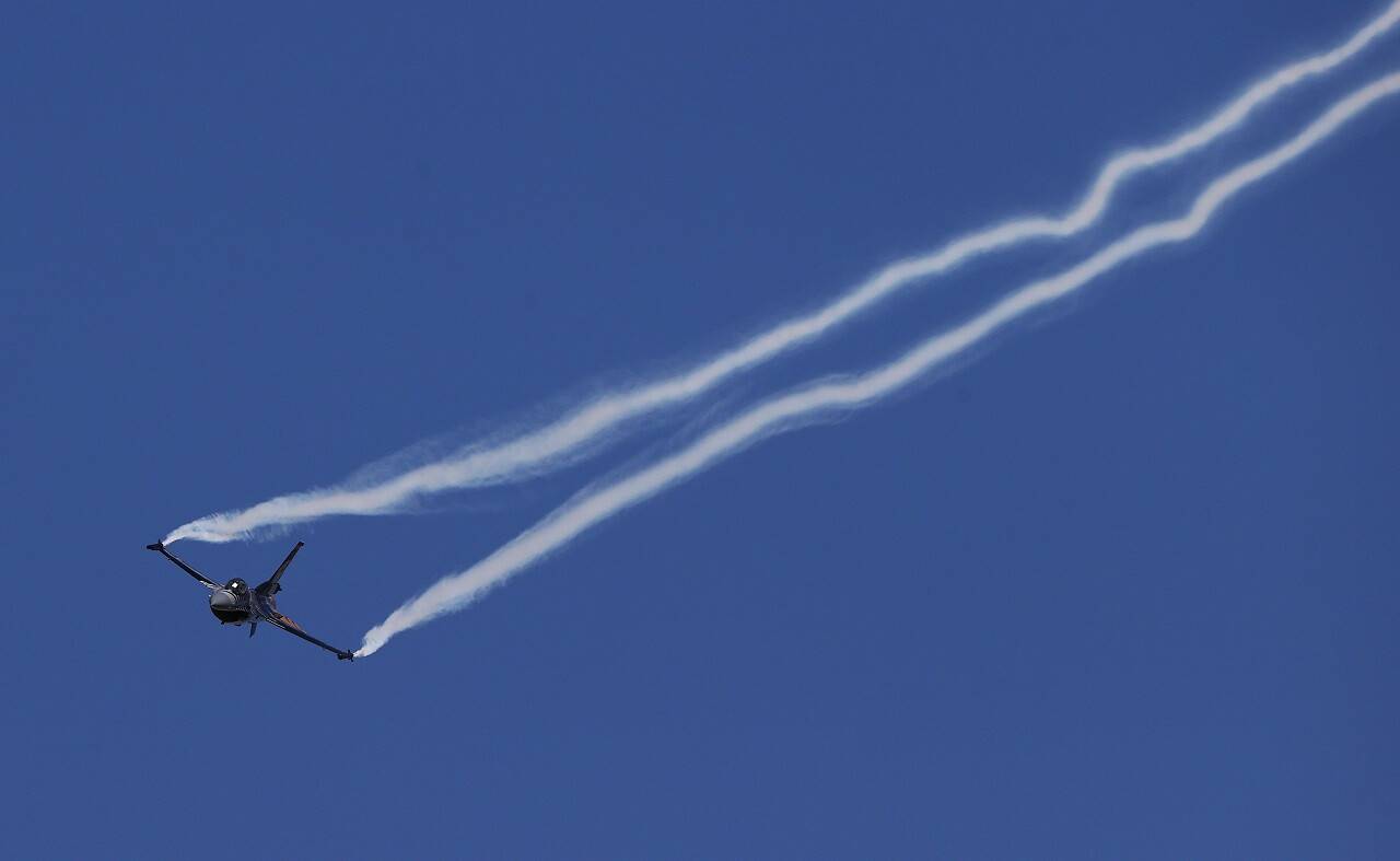 aa-20220521-27930126-27930093-soloturk-yeni-manevrasiyla-f16-sinirlarini-asti.jpg