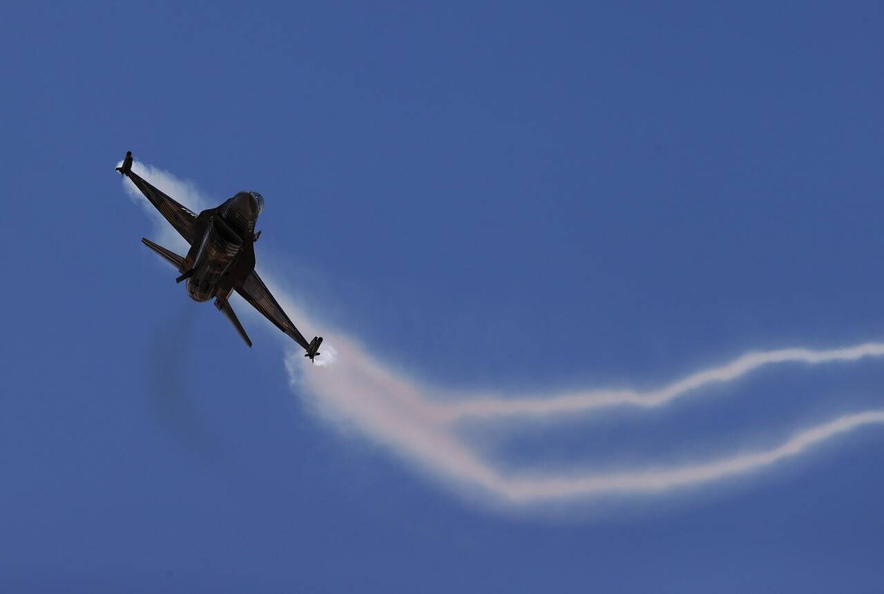 aa-20220521-27930126-27930094-soloturk-yeni-manevrasiyla-f16-sinirlarini-asti.jpg