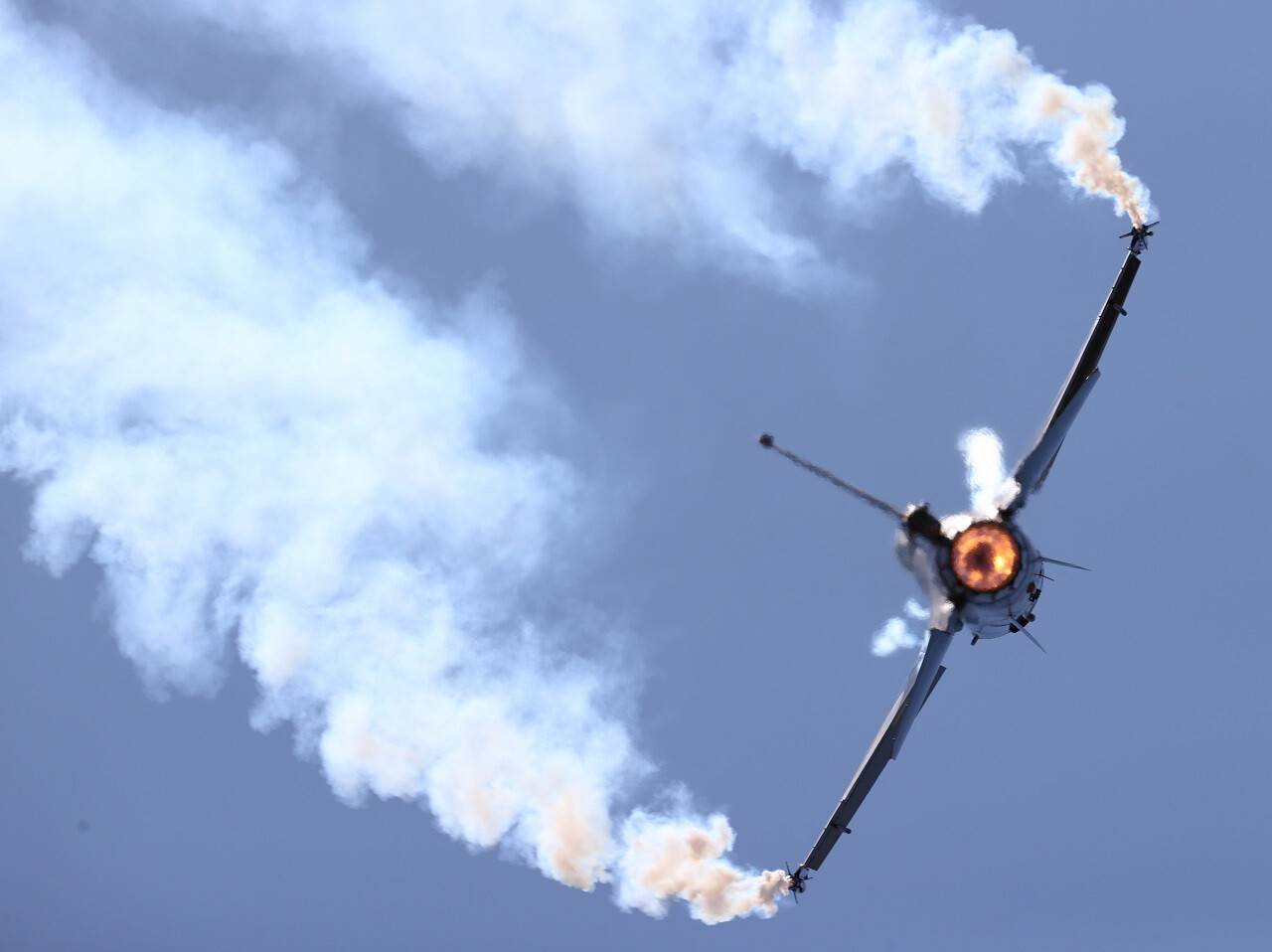 aa-20220521-27930126-27930095-soloturk-yeni-manevrasiyla-f16-sinirlarini-asti.jpg