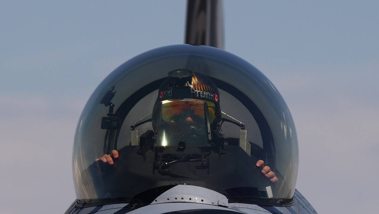 aa-20220521-27930286-27930260-soloturk-yeni-manevrasiyla-f16-sinirlarini-asti-1.jpg