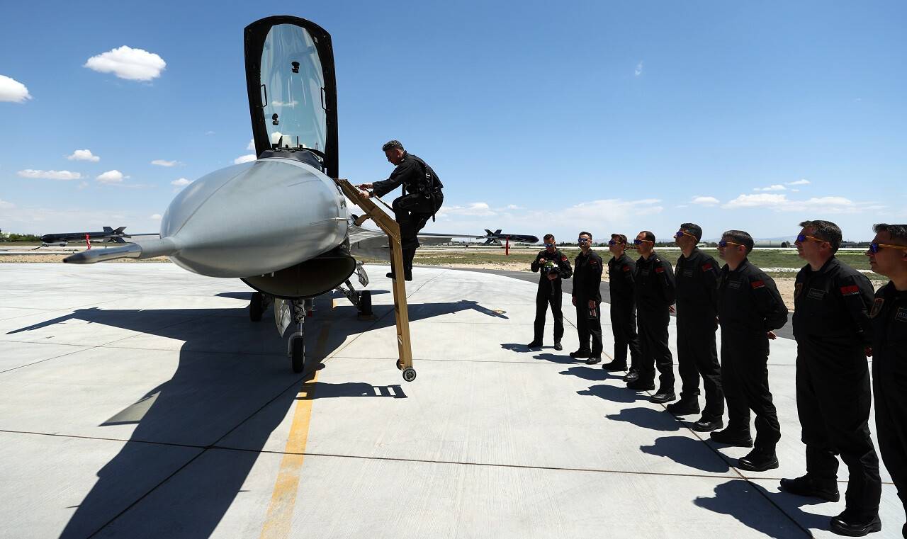 aa-20220521-27930286-27930262-soloturk-yeni-manevrasiyla-f16-sinirlarini-asti.jpg