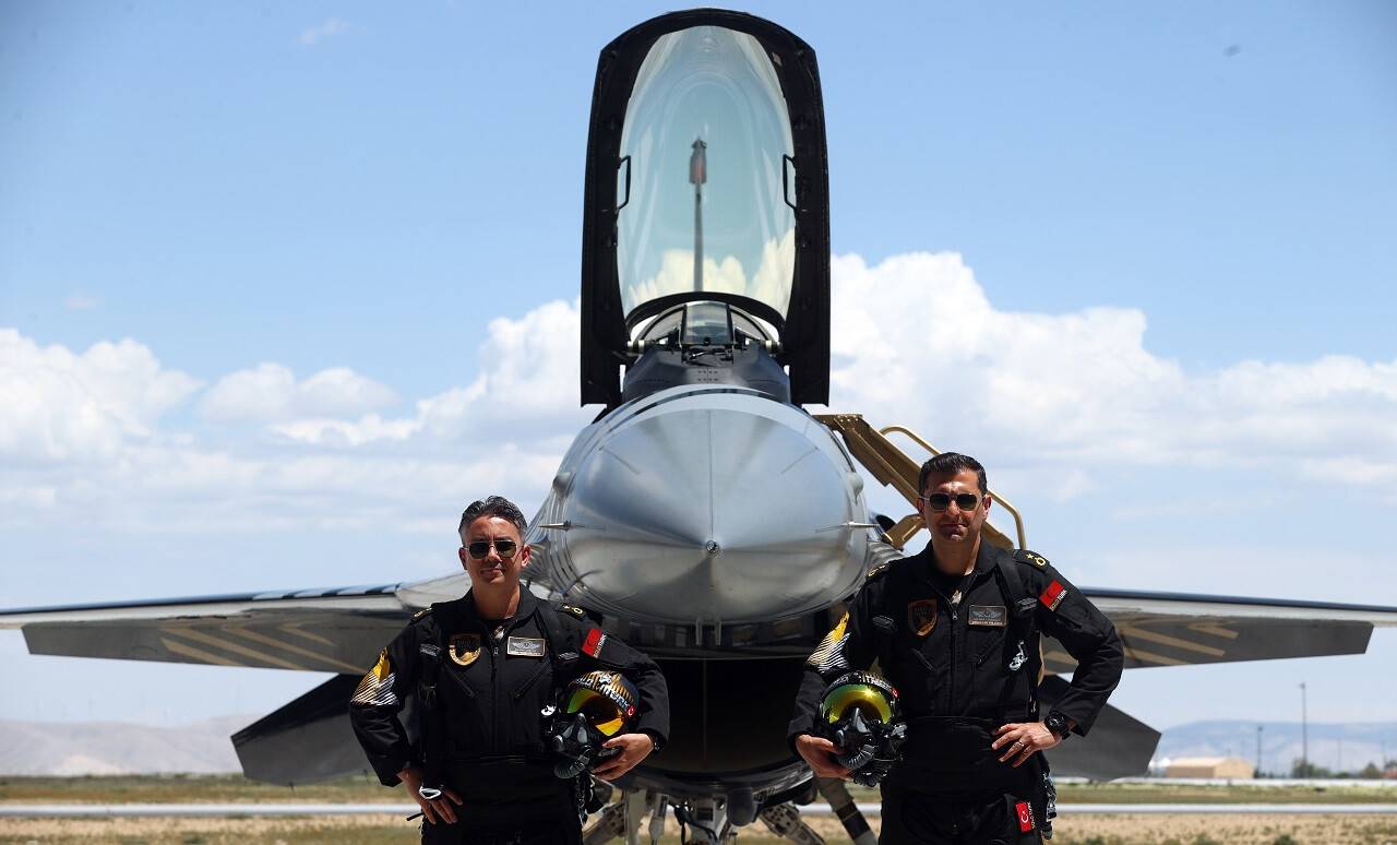 aa-20220521-27930286-27930266-soloturk-yeni-manevrasiyla-f16-sinirlarini-asti.jpg