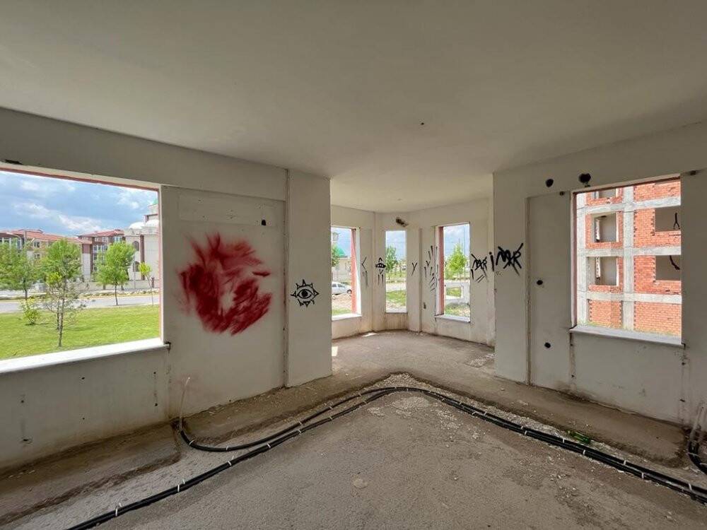 Atıl binalar madde bağımlılarının meskeni oldu