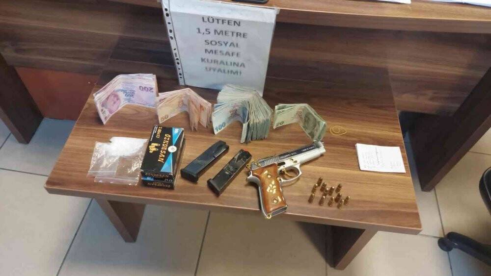 Gece bekçileri gizli bölmeyle kamufle olan zehir tacirlerini yakaladı