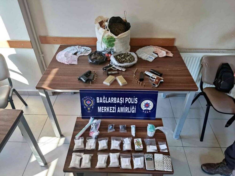 Gece bekçileri gizli bölmeyle kamufle olan zehir tacirlerini yakaladı