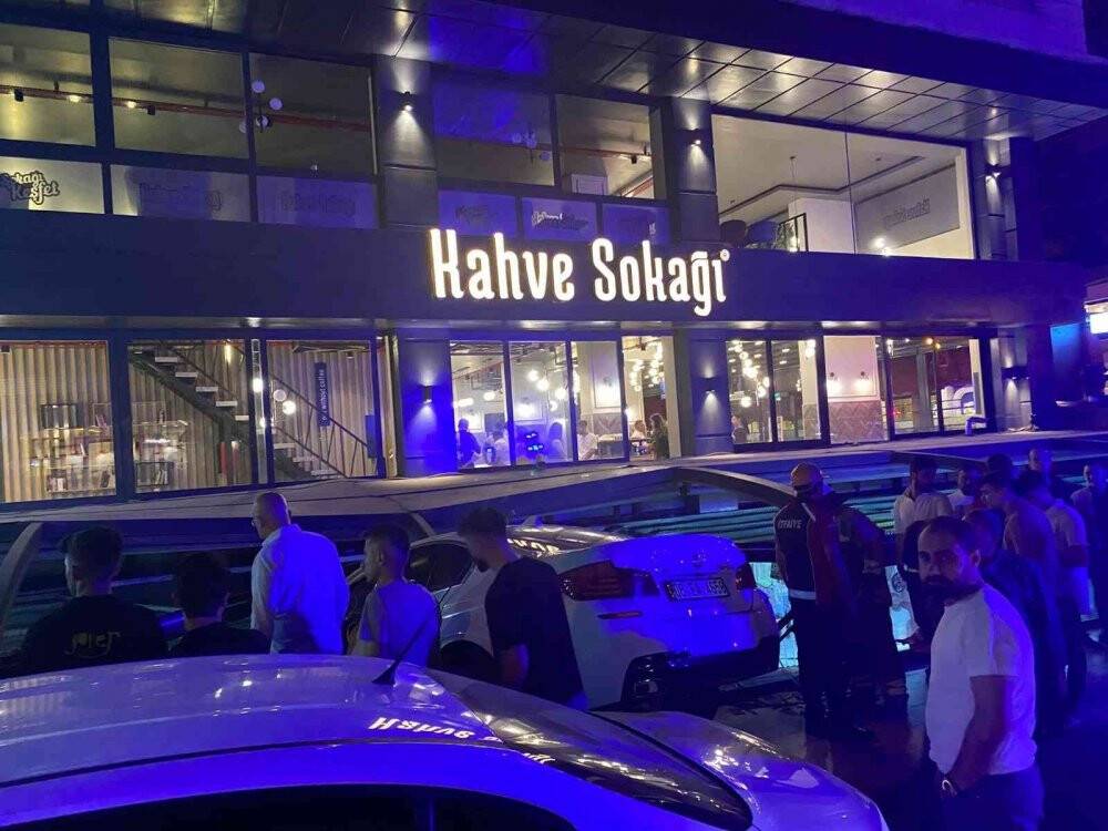 Geri vites yerine gaza basınca kafeye daldı