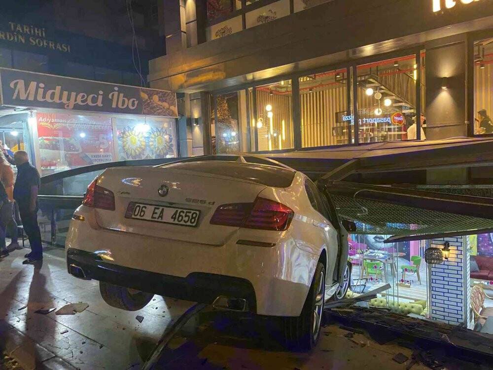 Geri vites yerine gaza basınca kafeye daldı