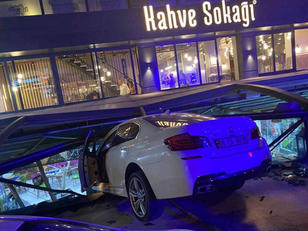 Geri vites yerine gaza basınca kafeye daldı