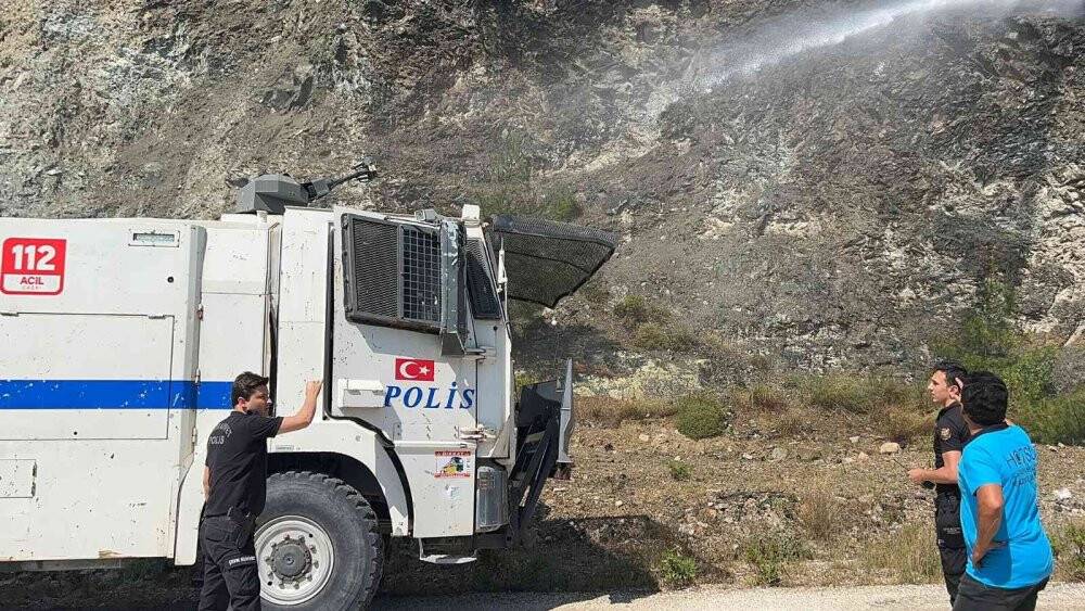 Hatay’da orman yangınına karadan ve havadan müdahale