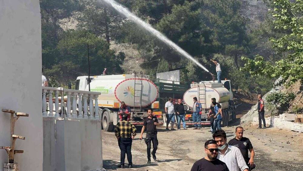Hatay’da orman yangınına karadan ve havadan müdahale