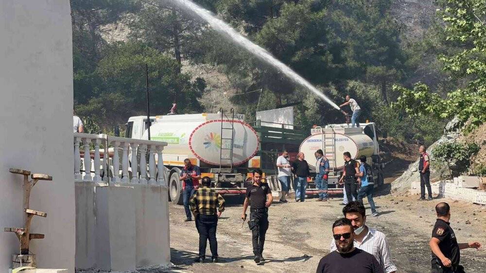 Hatay’da orman yangınına karadan ve havadan müdahale