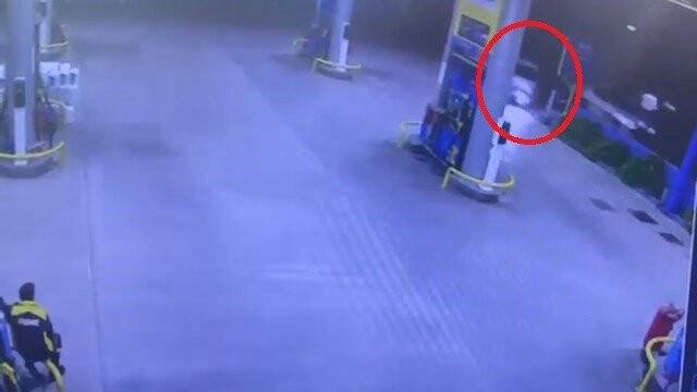 Kaza yapmamak için benzinliğe daldı