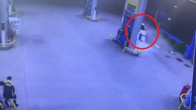 Kaza yapmamak için benzinliğe daldı