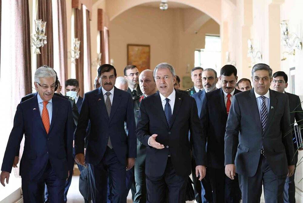 Milli Savunma Bakanı Akar, Pakistanlı mevkidaşı Asif ile görüştü