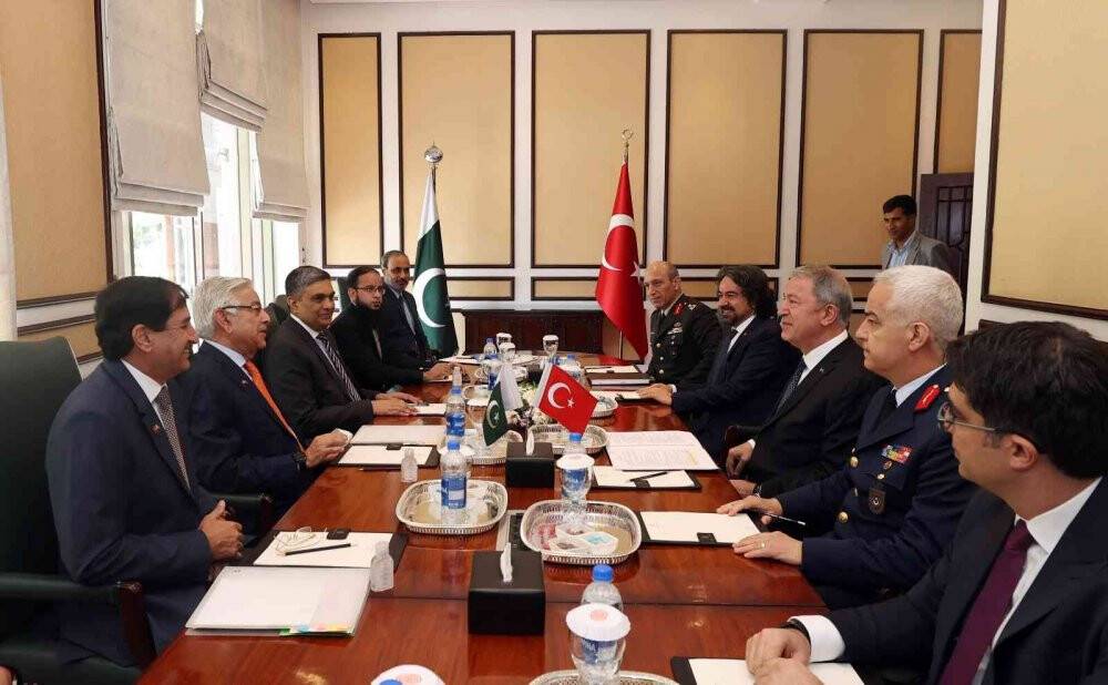 Milli Savunma Bakanı Akar, Pakistanlı mevkidaşı Asif ile görüştü