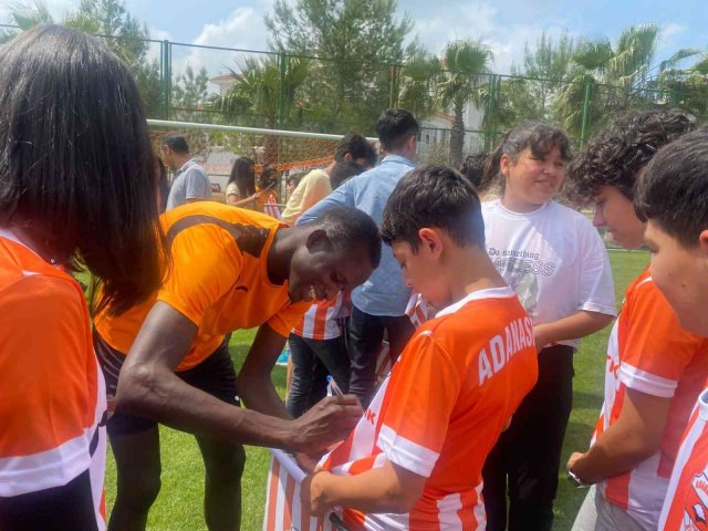 Adanaspor, bayramı gençlerle kutladı