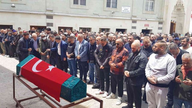 Kalp krizinden ölen şampiyon boksör memleketi Giresun’da son yolculuğuna uğurlandı