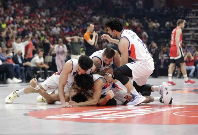 Anadolu Efes üst üste 3. kez finalde