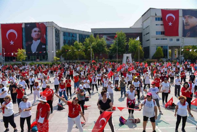 Muratpaşa’da 19 Mayıs kutlamaları sabah sporuyla başladı