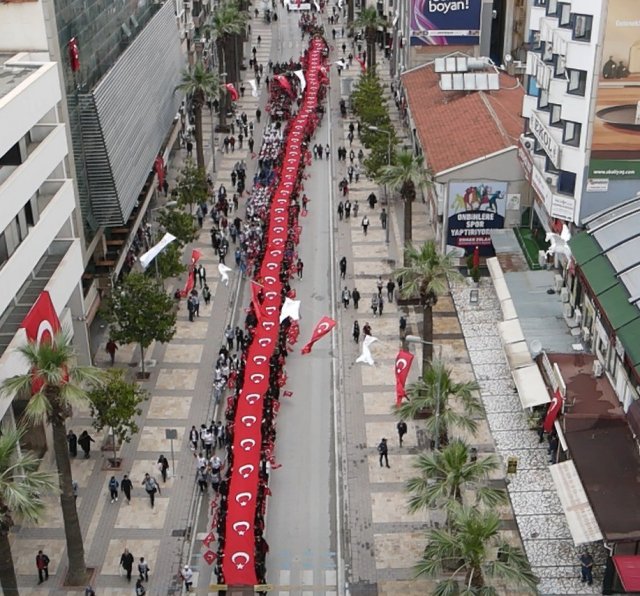 19 Mayıs’ın 103. yılında 103 metrelik dev bayrak açıldı