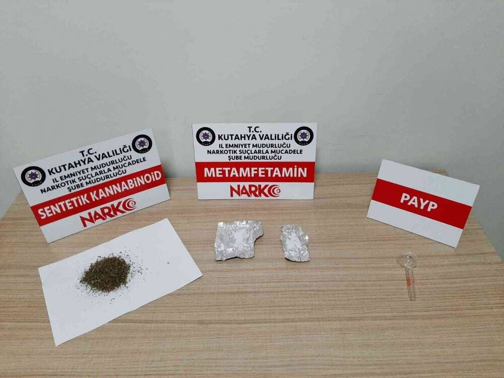 Kütahya’da üzerlerinden uyuşturucu çıkan 3 kişi gözaltına alındı