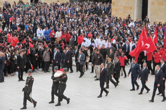 Bakan Kasapoğlu’ndan Anıtkabir’e 19 Mayıs ziyareti