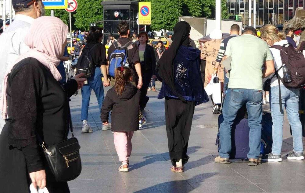 Taksim’de turist avcısı dilenciler kameraya yakalandı