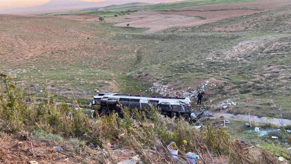 Üniversite öğrencilerini taşıyan otobüs devrildi: 3 ölü, 41 yaralı