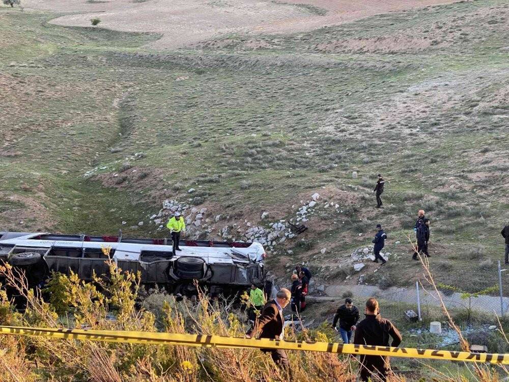 Üniversite öğrencilerini taşıyan otobüs devrildi: 3 ölü, 41 yaralı