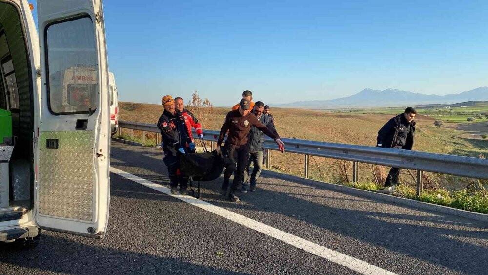 Üniversite öğrencilerini taşıyan otobüs devrildi: 3 ölü, 41 yaralı