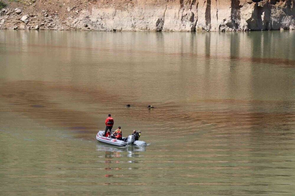 25 gündür su altında aramalar sürüyor