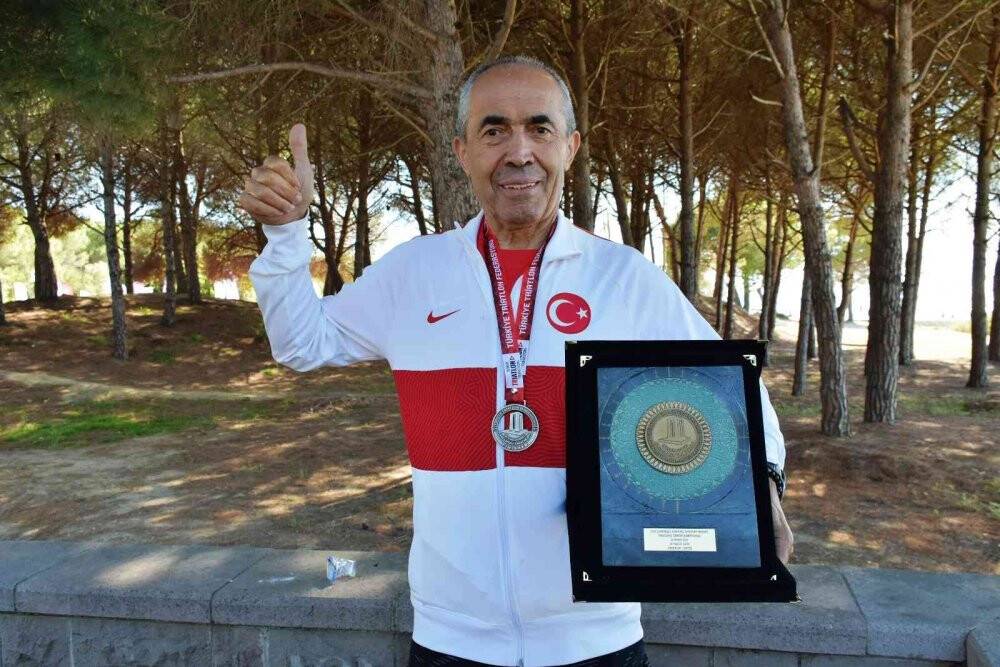 73 yaşındaki milli sporcu, madalya ve kupasını şehitlere adadı
