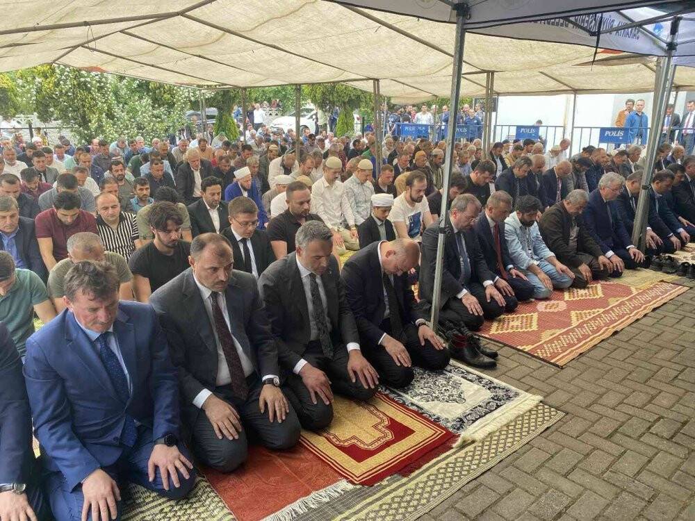 Bakanlar Soylu ve Kirişçi, otobüs kazasında hayatını kaybeden gencin cenazesine katıldı